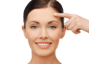 Pretty woman in her late 40s has a smooth forehead.